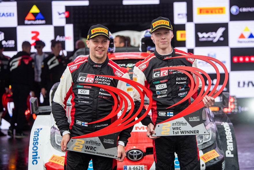 Kalle Rovanpera ja Jonne Halttunen karikatega, Rally Estonia