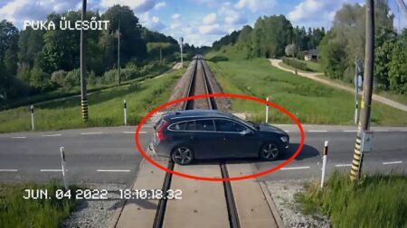 Ohuolukord raudteeülesõidul