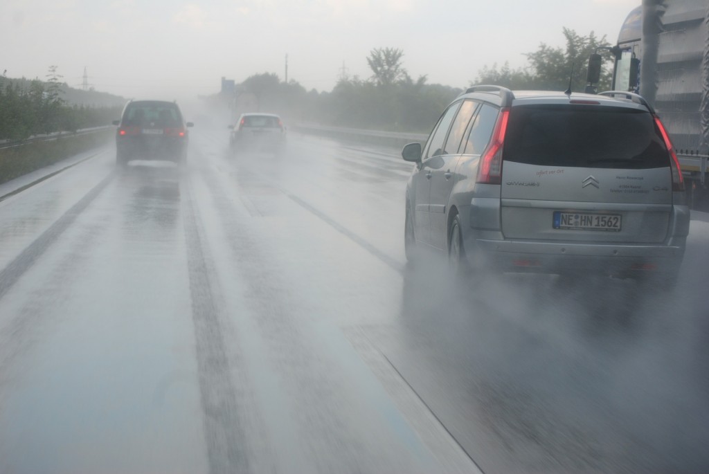 hydroplaning-397359_1920