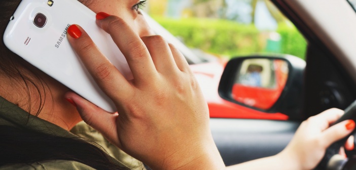 Autojuht naine telefoniga