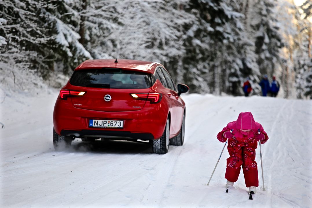 Opel Astra K suusatamas