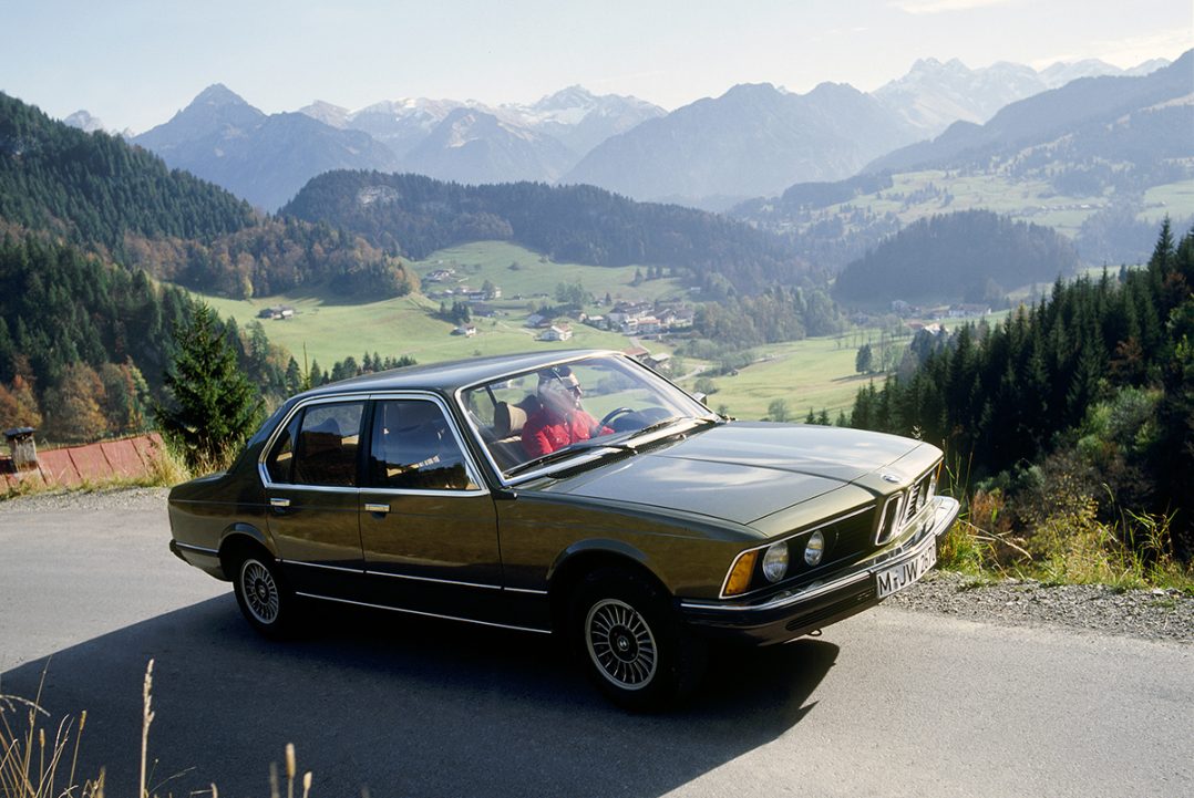 P90184636_highRes_bmw-733i-first-gener