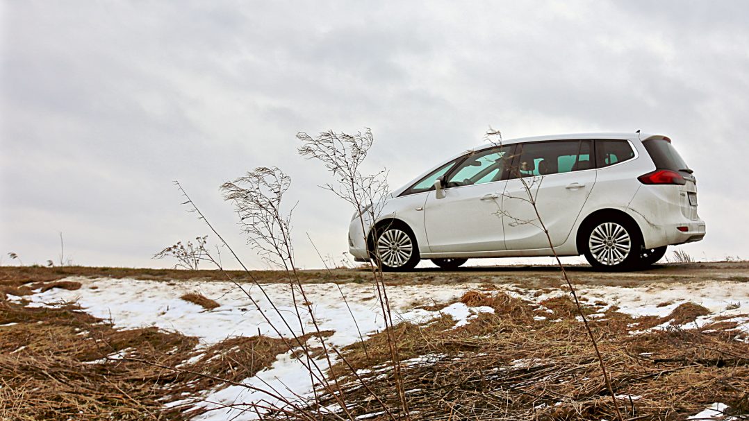 Opel Zafirasse saab nõuetekohaselt kinnitatuna paigutada isegi kuni 4 last