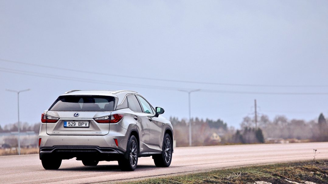 Lexus RX tagant