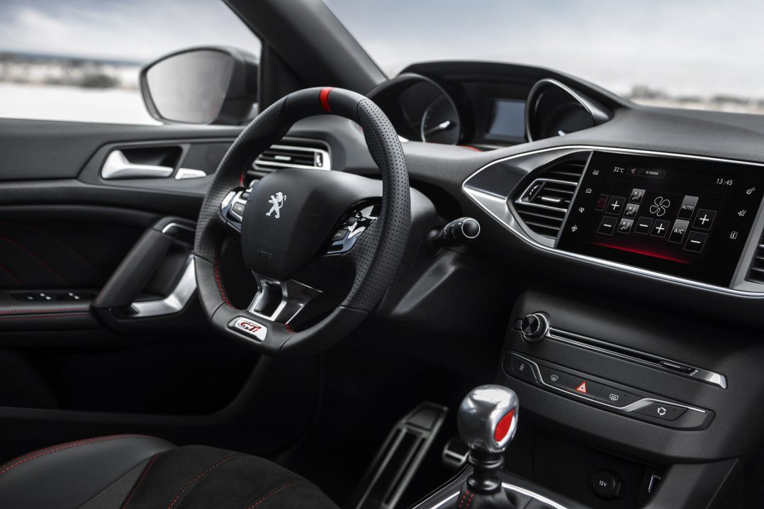 308 GTi kokpit