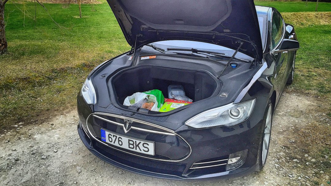 Tesla Model S pakiruum