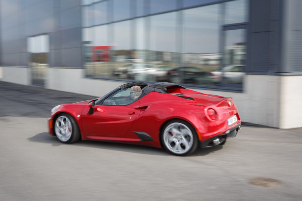 Alfa Romeo 4C külg