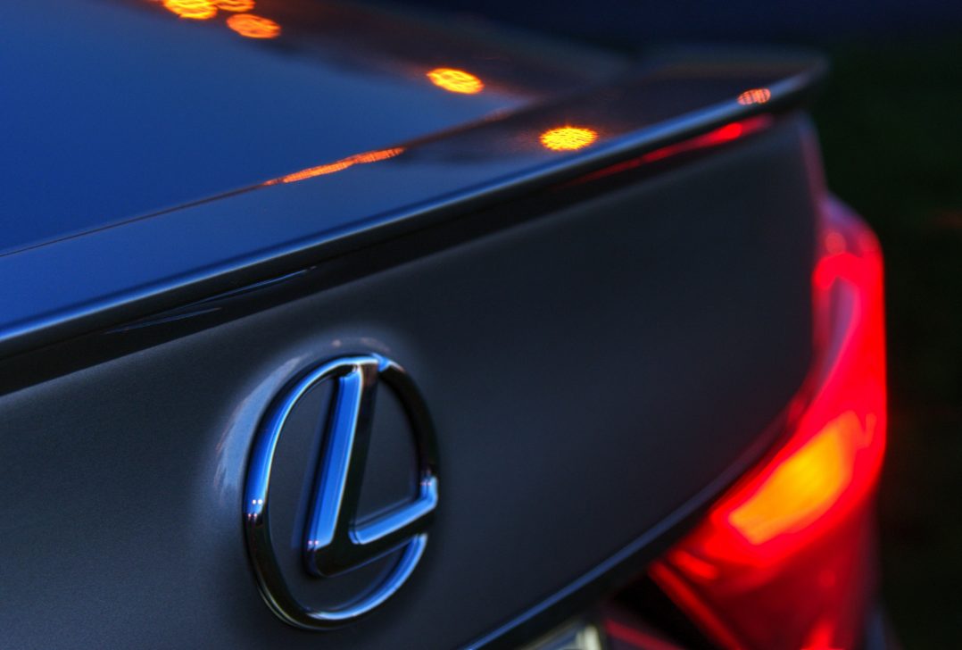 Lexus GS tuledes