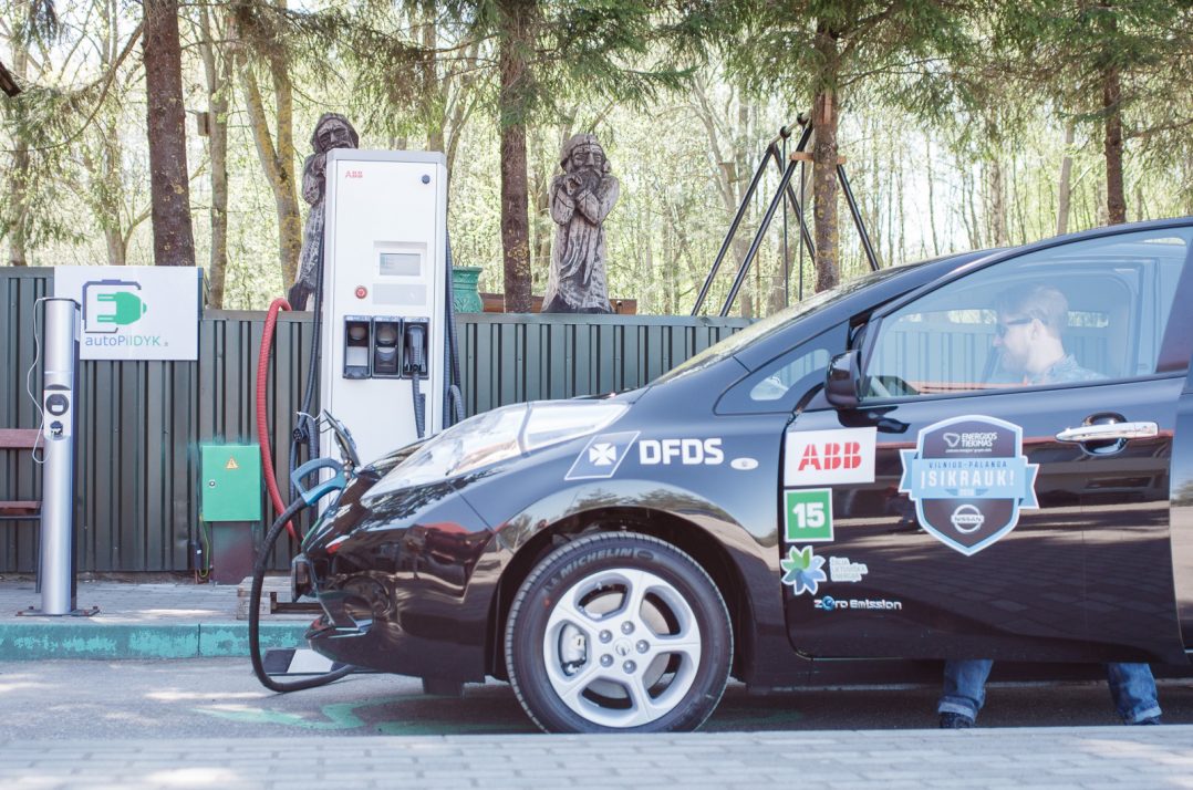 Nissan LEAF laadijas