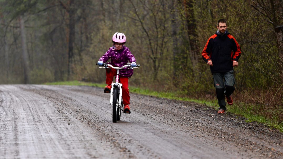 Laps õpib rattaga sõitma