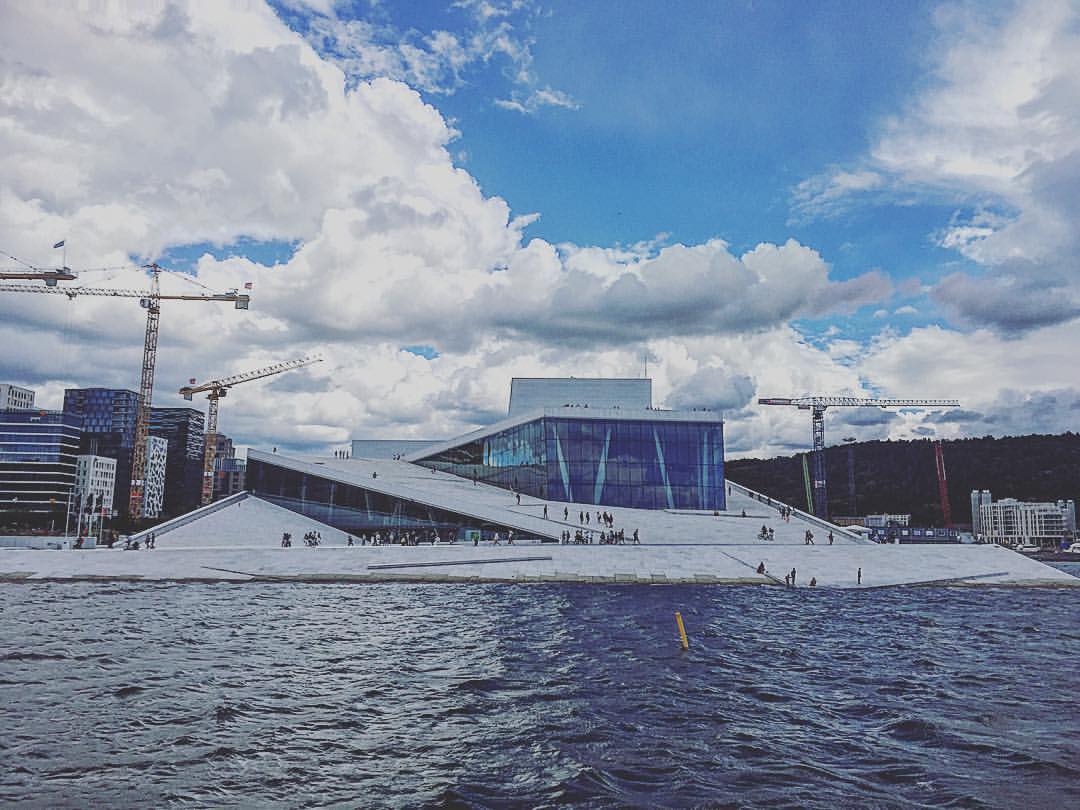 Enne DFDS terminali jõudmist avaneb suurepärane vaade kuulsale Oslo ooperimajale. Jalustrabav arhitektuur!