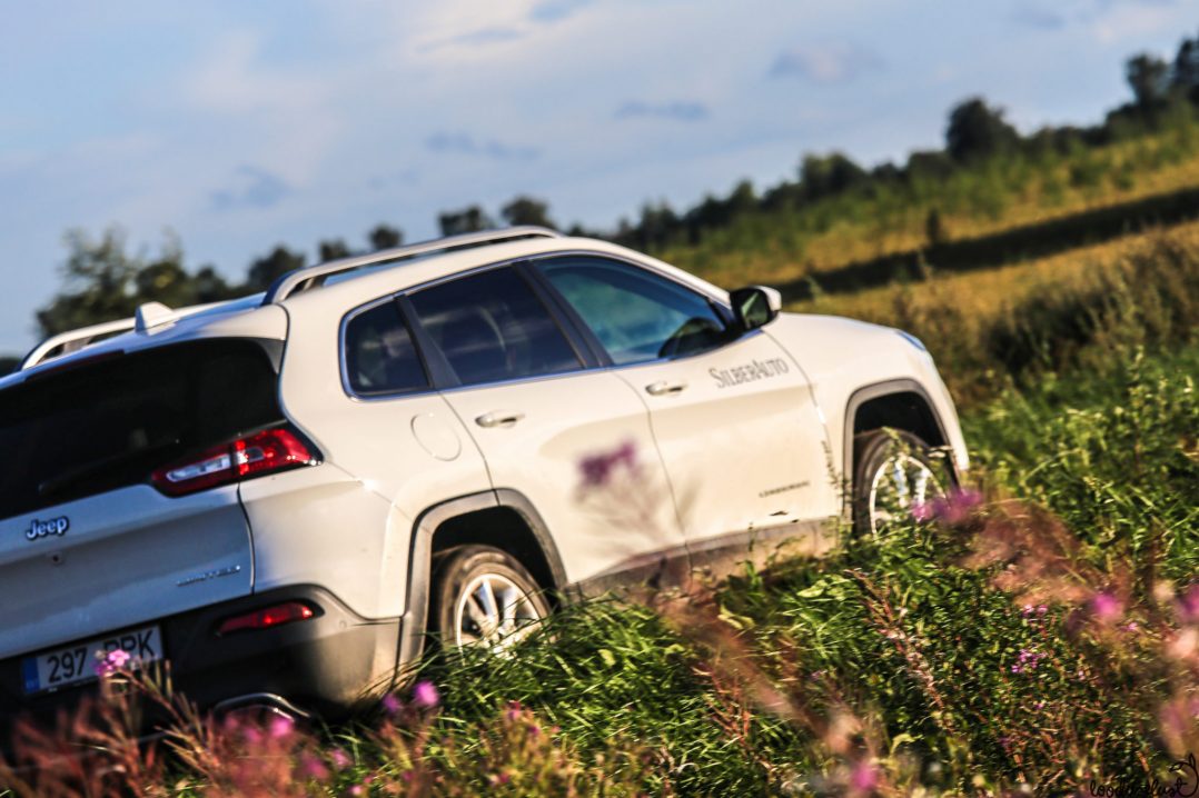 Jeep Cherokee külg
