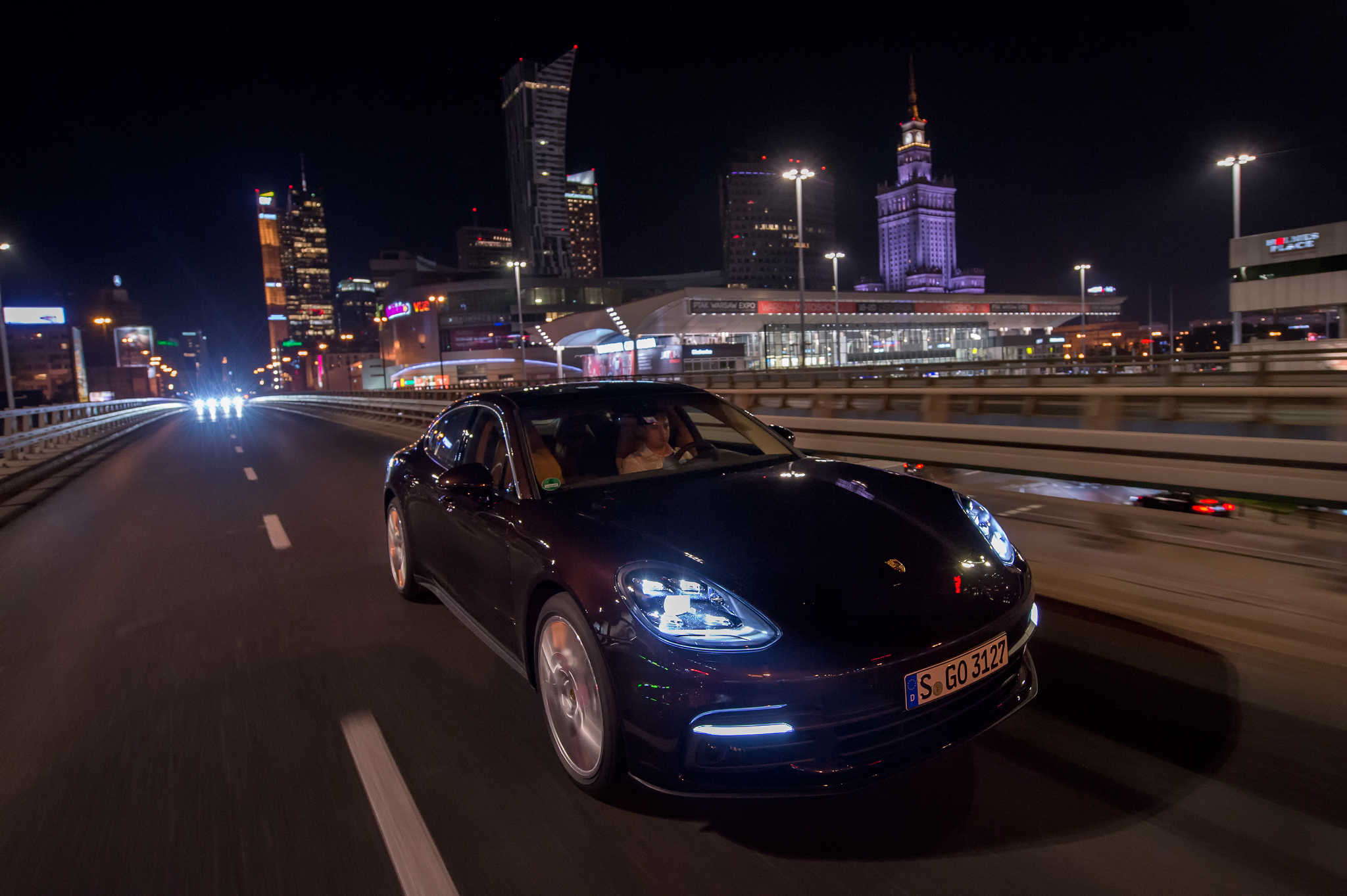 Panamera öösel Varssavis