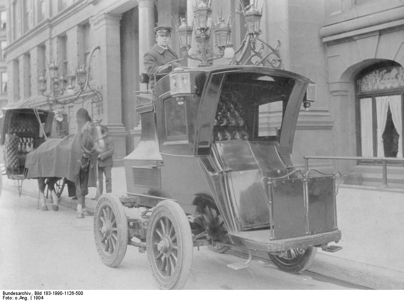 Elektritroska aastast 1904, Saksamaa. Juht istub liikuri peal. Kliki pildile, et jõuda Wikipedia lehele