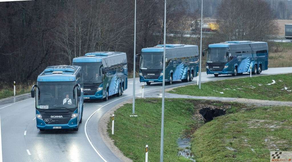 bussiga sõitjaid