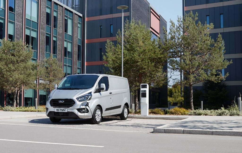 ford transit custom phev pistikhubriidi paagis