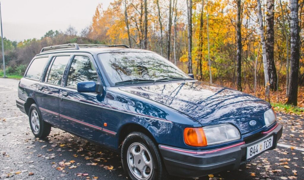 Sinine Ford Sierra