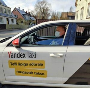 Yandex Go pikendab koroonast mõjutatud juhtide toetusfondi Taksojuht maskiga