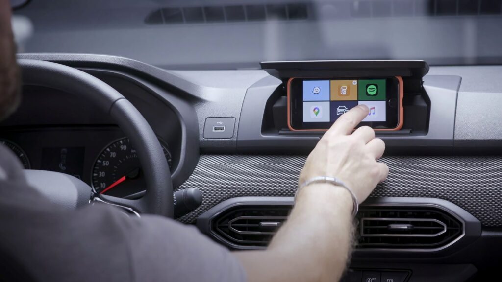 Dacia nutitelefon ekraanina