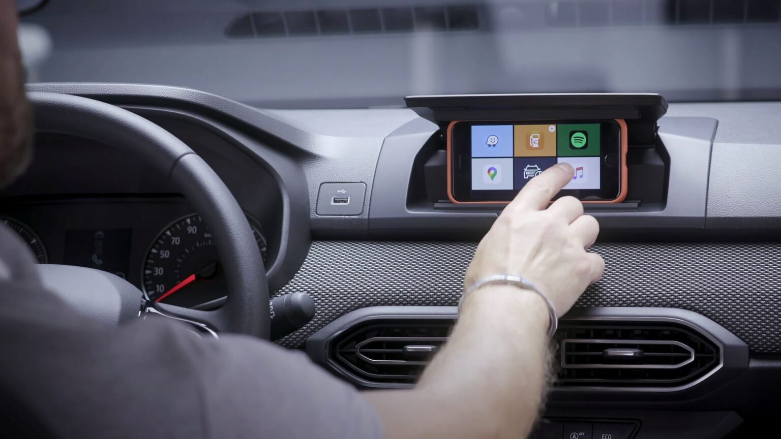 Dacia nutitelefon ekraanina