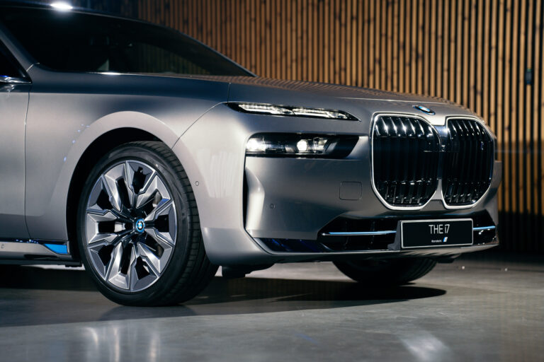 BMW i7
