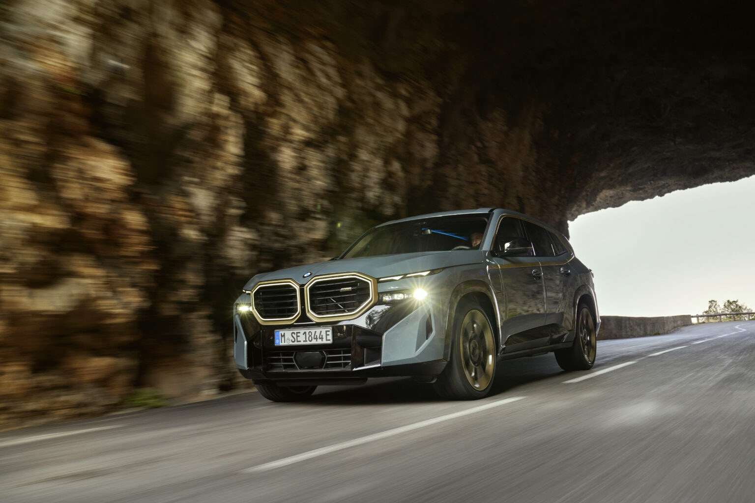 BMW XM pistikhübriid