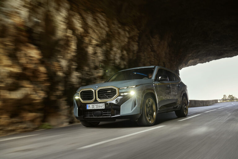 BMW XM pistikhübriid