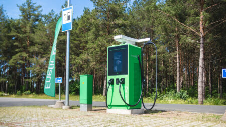 Enefit Volt pani Klaipedas püsti kaks 320kw kiirlaadijat