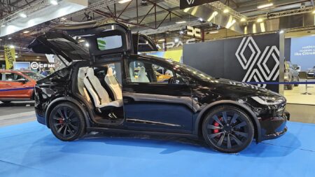 Tesla autonäitusel