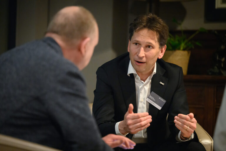 Timothy Manuel, Dacia. Dominik Kalamus