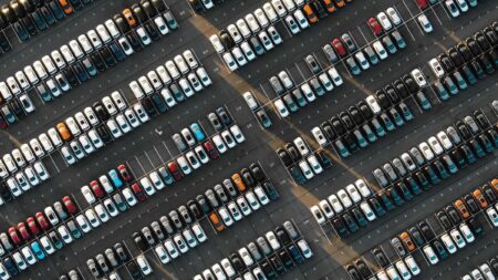 Parkla, autod pargivad. Shutterstock