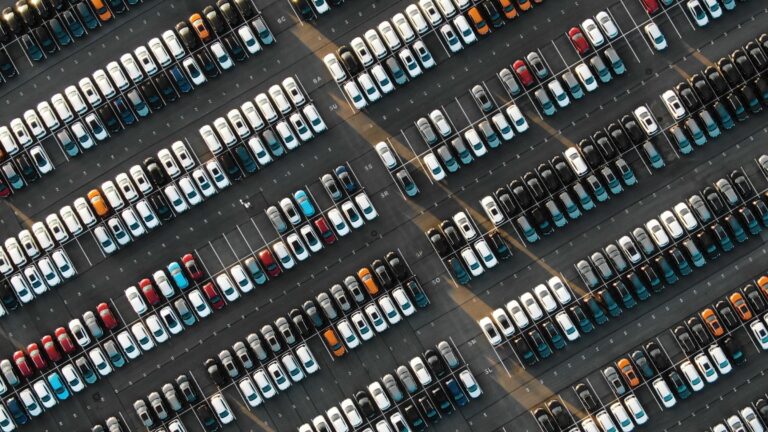 Parkla, autod pargivad. Shutterstock