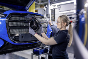 “Istmesoojendus” osa 247: tasustamata töötunnid – Saksa autotootjate kriisiplaan? Mercedes-Benz tehas, koosteliin