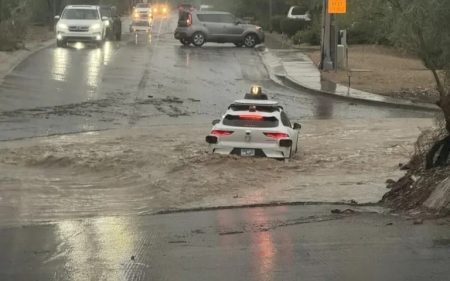 “Istmesoojenduse” 243. osa: Waymo kutsus tagasi pea 4000 isetaksot Waymo isetakso vees, Jerr Stan